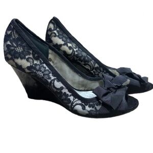 👠🌸 BEVERLY FELDMAN Vintage Patent & Lace‎ Peep Toe Floral Wedges | Sz 9M